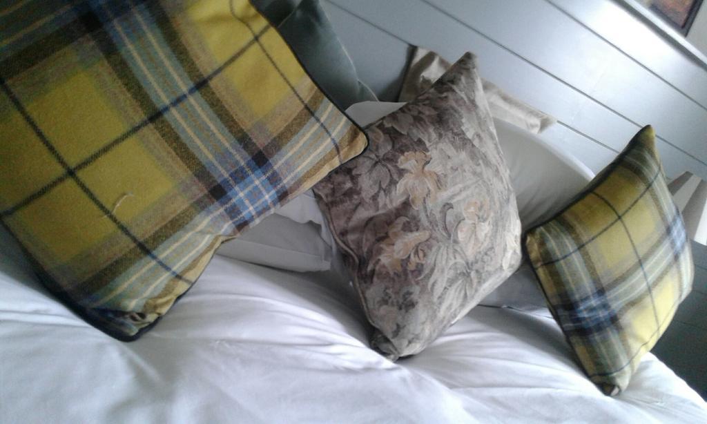 Crown Hotel Chertsey Room photo