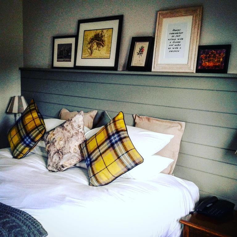 Crown Hotel Chertsey Room photo