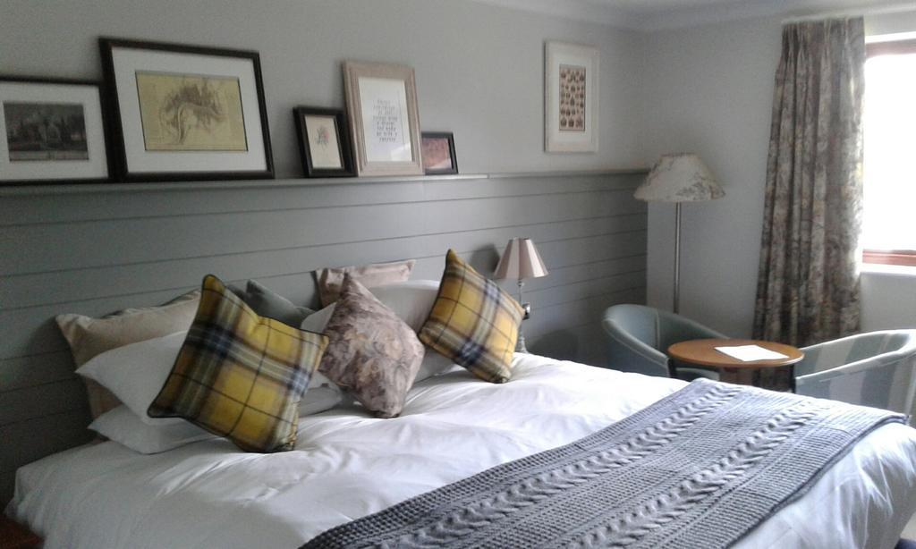 Crown Hotel Chertsey Room photo