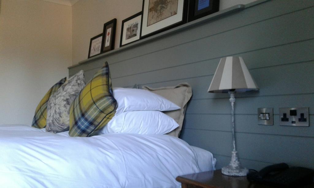 Crown Hotel Chertsey Room photo