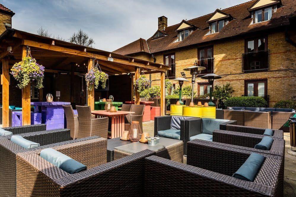 Crown Hotel Chertsey Exterior photo